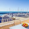 Marina con barche, vista mare e tavolo con frutta.