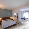 Camera da letto luminosa con tavolo da pranzo.