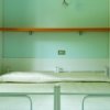 Letto matrimoniale tra due armadi.