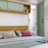 Camera da letto matrimoniale con mensola sopra il letto.