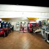 Interno di una sala giochi con diverse macchine arcade e giochi elettronici.