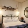 Camera da letto con letto matrimoniale e decorazioni naturali.