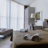 Camera da letto con letto matrimoniale, tende lunghe e scrivania.