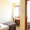 Camera con letto singolo e bagno adiacente.
