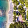 Spiaggia attrezzata vista dall'alto, mare turchese.