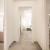 Corridoio con porte verso stanze e bagno.