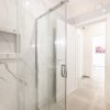 Bagno con doccia e lavandino.