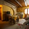Interno di una casa rustica con soffitto in legno.