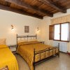 Camera da letto con letto matrimoniale e singolo.