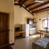 Soggiorno con cucina, tavolo e divano.