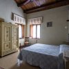 Camera da letto con armadio antico e letto matrimoniale.