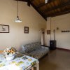 Soggiorno con tavolo decorato e divano fiorito.