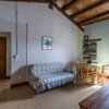 Salotto con sofa, tavolo e luci soffuse.