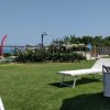 Lettini su prato verde con vista sul mare.