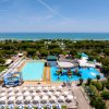 Panoramica di piscine e mare sullo sfondo.