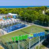 Campo sportivo vicino a una piscina e mare.