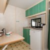 Cucina compatta con tavolo pieghevole.