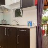 Cucina moderna con vista su terrazza.