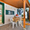 Veranda con tavolo e sedie vicino al mare.