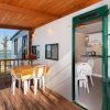 Veranda in legno con vista mare e tavolo per quattro.