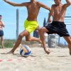 Partita di calcio sulla spiaggia con ragazzi in movimento.