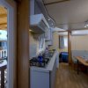 Interno di una casa mobile con cucina, tavolo e divano.