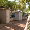 Casette di legno in un'area alberata.