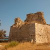 Rovine di un'antica torre vicino al mare.