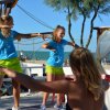 Due ragazze su un palco che danzano.