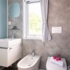 Bagno moderno con lavabo, bidet e WC.