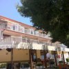 Edificio a tre piani con balconi e tende.