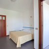 Una camera da letto semplice con letto matrimoniale e bagno privato.