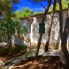 Esterno di una casa bianca immersa tra gli alberi.