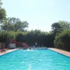 Piscina all'aperto con scivolo rosso.