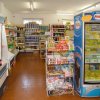Negozio di alimentari con scaffali pieni e frigorifero.