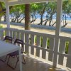 Veranda con vista mare, tavolo e sedie.