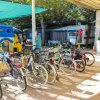 Biciclette parcheggiate vicino a roulotte e area giochi all'aperto.