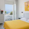 Camera da letto con letto giallo e vista mare.