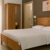 Camera da letto con mobili in legno chiaro.
