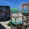 Scivolo e tappeto elastico in un'area giochi sulla spiaggia.