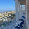 Balcone con sedie e vista mare.