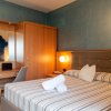 Camera d'albergo accogliente con letto matrimoniale e scrivania.