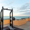 Attrezzo da palestra su terrazza con vista mare.