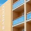 Edificio giallo con scritta 