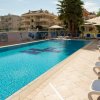 Una piscina all'aperto con lettini e ombrelloni.