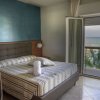 Letto matrimoniale, finestra aperta, vista mare.