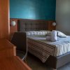 Camera con letto, scrivania e sedia, parete blu.