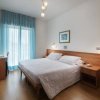 Camera da letto con letto matrimoniale, arredamento semplice.