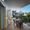Terrazza con tavolo, sedie e vista su giardino.