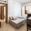Interno luminoso con angolo cucina e divano letto.